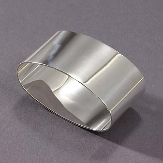 Hält gestärktes Leinen zusammen. Aus England.