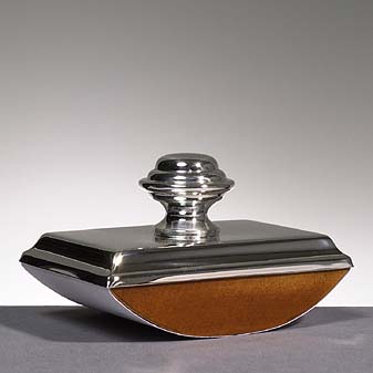 Kleiner Löscher mit einer Wiege aus Holz.