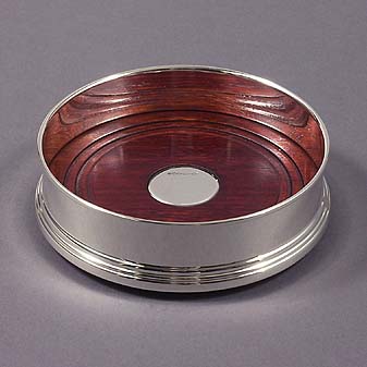  Ihr Wein steht auf einem Boden aus Edelholz.