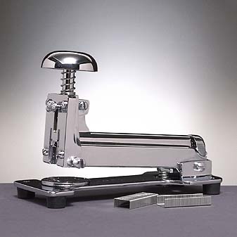  Großer Tischhefter. Für Heftklammern 24/6.