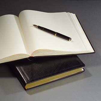 Handverarbeitetes Leder, 140 Seiten Büttenpapier mit Goldschnitt.