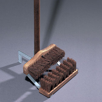 Stiefel-Putzer mit Stock Für die virtuose Reinigung verschmutzten Schuhwerks. Ohne Bücken.