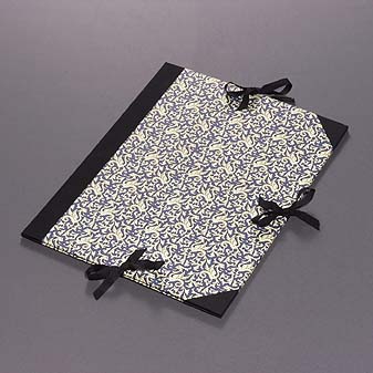  Großes Füllvolumen bis zu 4 cm durch einen Faltrücken.