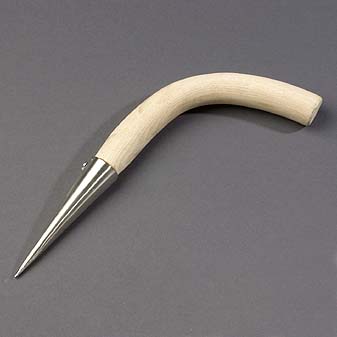  Um Pflanzlöcher für Zwiebeln oder Samen zu stechen.