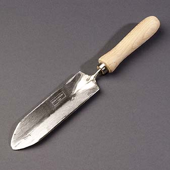  Eine schmale Schaufel zum Unkrautstechen oder zum Pflanzen.