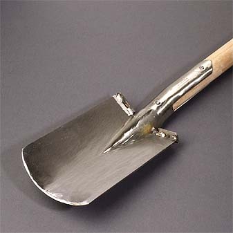  Ein leichter Spaten. Paßt wunderbar in Damenhände.