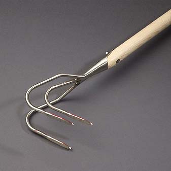 Handgeschmiedeter Edelstahl mit einem Griff aus Eschenholz.