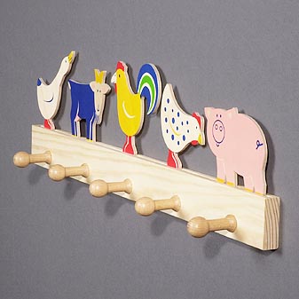  Basis und Haken der Garderobe sind aus Massivholz hergestellt.