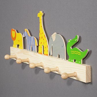  Die Figuren sind aus Sperrholz und mit Farben auf Wasserbasis bemalt.