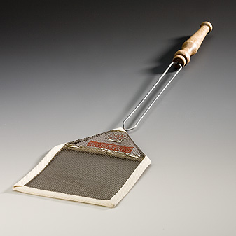  Ein robustes Jagdinstrument mit Holzgriff.