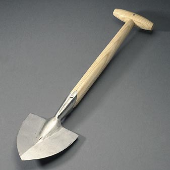  Ein handlicher Spaten um direkt im Beet in der Hocke zu arbeiten.