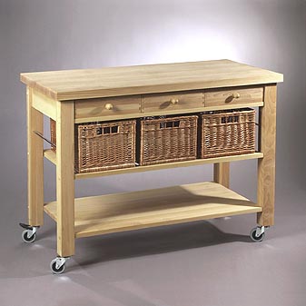  Aufwendig gearbeitet aus massivem geöltem Buchenholz.