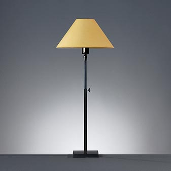 Lampe für den Tisch aus Metall Lampe aus schwarz brüniertem Messing.
