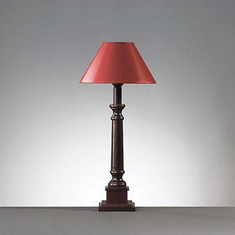 Schirmlampe mit Holzfuß gebeizt Schirm ochsenblutrot. Auch in weiß lieferbar.