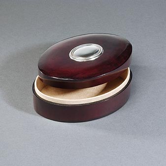  Gefüttert mit beigem Samt, dunkelbraunes Leder. Format 12 x 16,5 cm.