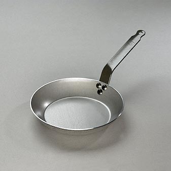  Eine "Lyonaise", unverzichtbar zum Braten von Fleisch.