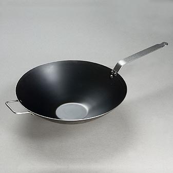  Ein Wok aus Blaustahl. Das Universalgerät für asiatische Küche.