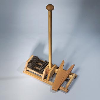 Stiefelknecht mit Fußabtreter Reinigt Sohlen und die Seiten der Schuhe. Mit Stiefelknecht.