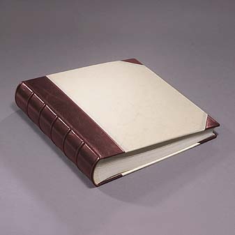  Klassiches Fotoalbum mit bündegeprägtem Rücken.