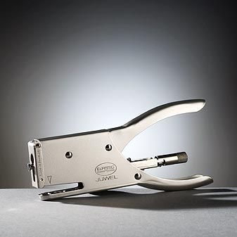  DIE Büroheftzange schlechthin. Seit über 50 Jahren gibt es sie.