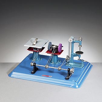 Wilesco Modellplatte M 56 Kreissäge, Schleifblock und Bohrmaschine und eine Transmissionsachse.