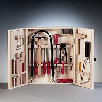 Laubsägeschrank 15 Werkzeuge für die ersten handwerklichen Erfahrungen von Kindern.