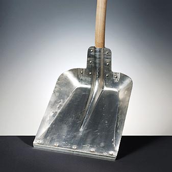 Schneeschaufel Eine Hallenser Schaufel mit hohem Rand für effektives 