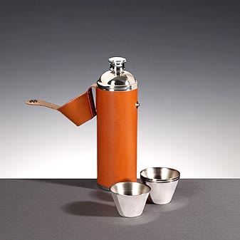 Für unterwegs. Mit 4 Edelstahlbecher. Bezug aus Sattelleder.