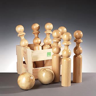 Holzkegel in Kiste So wird jede Einfahrt zur Kegelbahn. Höhe der Kegel 29 cm.