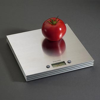  Eine elektronische Waage aus England von bestechender Schlichtheit.