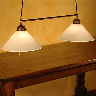  Höhenverstellbar, ausbalanciert durch die Gegengewichte.