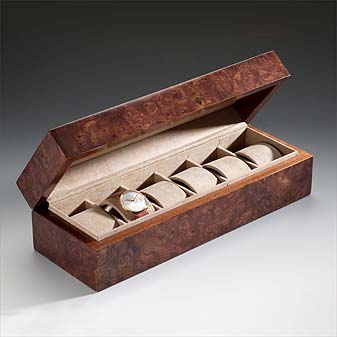  Die Uhrenträger und die Innenflächen sind mit Samt kaschiert.