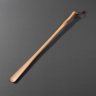  So lang, daß man sich beim Schuhe anziehen nicht bücken muß.