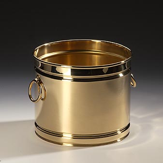 Das polierte Messing ist unbehandelt und bedarf gelegentlicher Pflege.