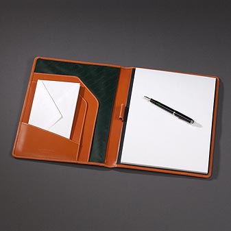  Mappe aus englischem Sattelleder gefüttert mit grünem Seidenmoirée.