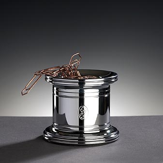  Ein starker Magnet hält die Klammern beisammen.