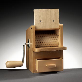 Sehr funktional, hergestellt aus massivem Holz.