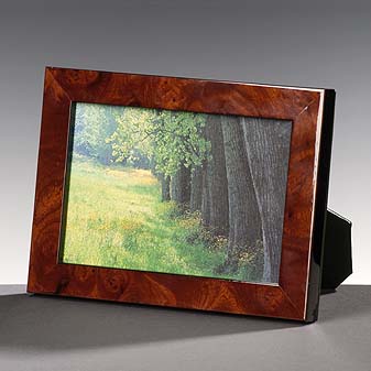 Bilderrahmen, Fotorahmen 10x15 aus Walnußholz Der Rücken ist mit robustem Buchbinderleinen bezogen.