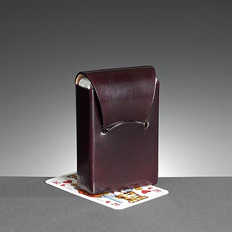 Leder-Kartenspiel-Etui für ein Kartenspiel im Standardformat 9 x 6 cm.