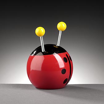 Spardose Marienkäfer Körper aus hochglänzend lackiertem Holz mit breitem Münzschlitz.