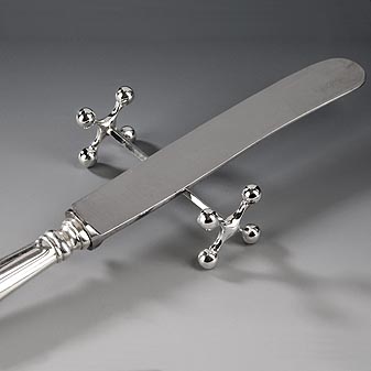  Eine alte Tradition auf festlichen Tafeln. Schonen das Tischtuch.