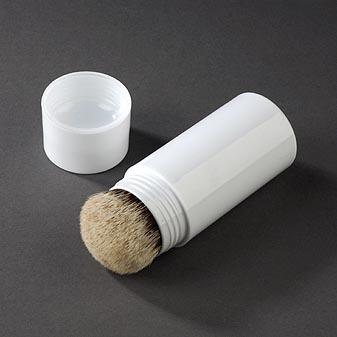  Schützt den Rasierpinsel im Waschzeugbeutel.