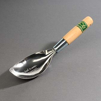 Burgon & Ball Soil Scoop Ergebnis jahrzehntelanger Erfahrung mit Gartenwerkzeugen.