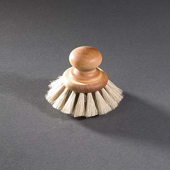 Spülbürste mit Knauf Aus geöltem Birkenholz mit von Hand eingezogenem Roßhaarbesatz.