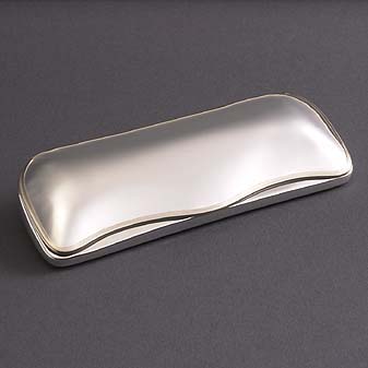  Außen schlichtes Metall, innen von Hand mit Velourleder bezogen.