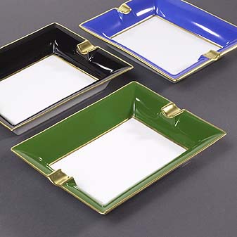  So groß wie die "vide poches", aber mit "encoches" für die Zigaretten.