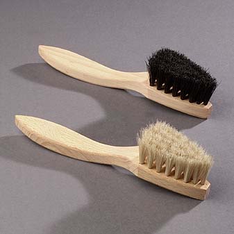  Auch Schuhcreme trägt man am besten mit Rosshaar auf.