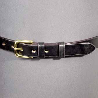  Ein schmaler eleganterer Gürtel, auch für Anzug oder Kombination.