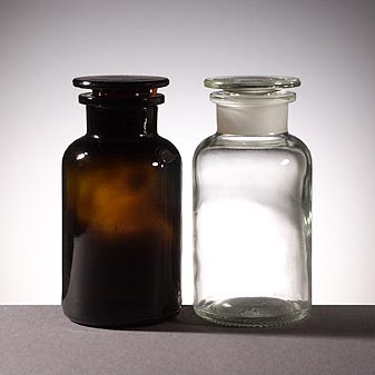  Lieferbar in weiß oder braunem Glas für lichtempfindliche Güter.