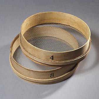  Um den Humus von unverrottbaren Bestandteilen zu trennen.